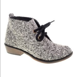 Dirty Laundry pitch tweed bootie size 6
